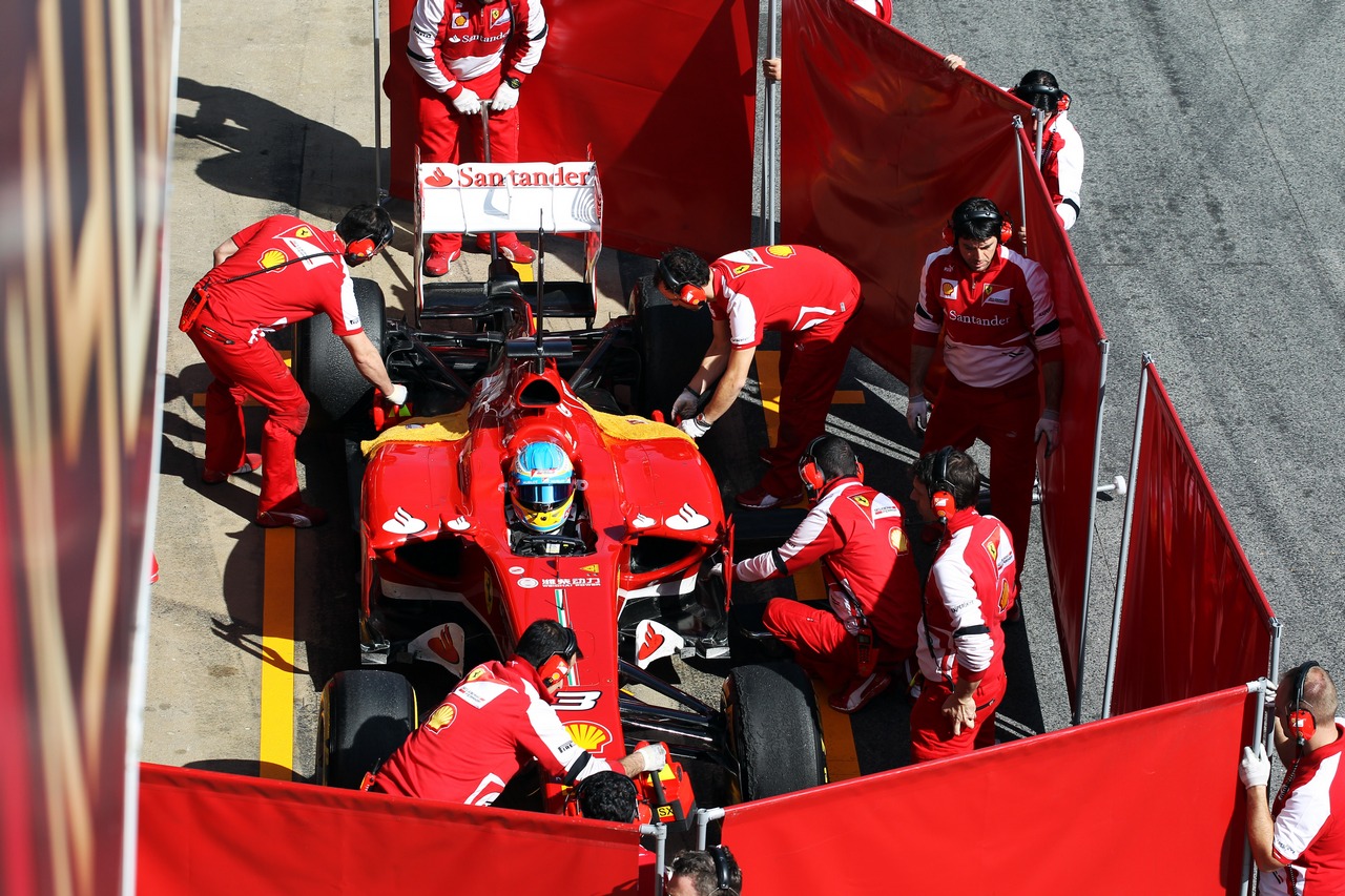 Fernando Alonso (ESP) Ferrari F138 in the pits behind red screens.
03.03.2013. 