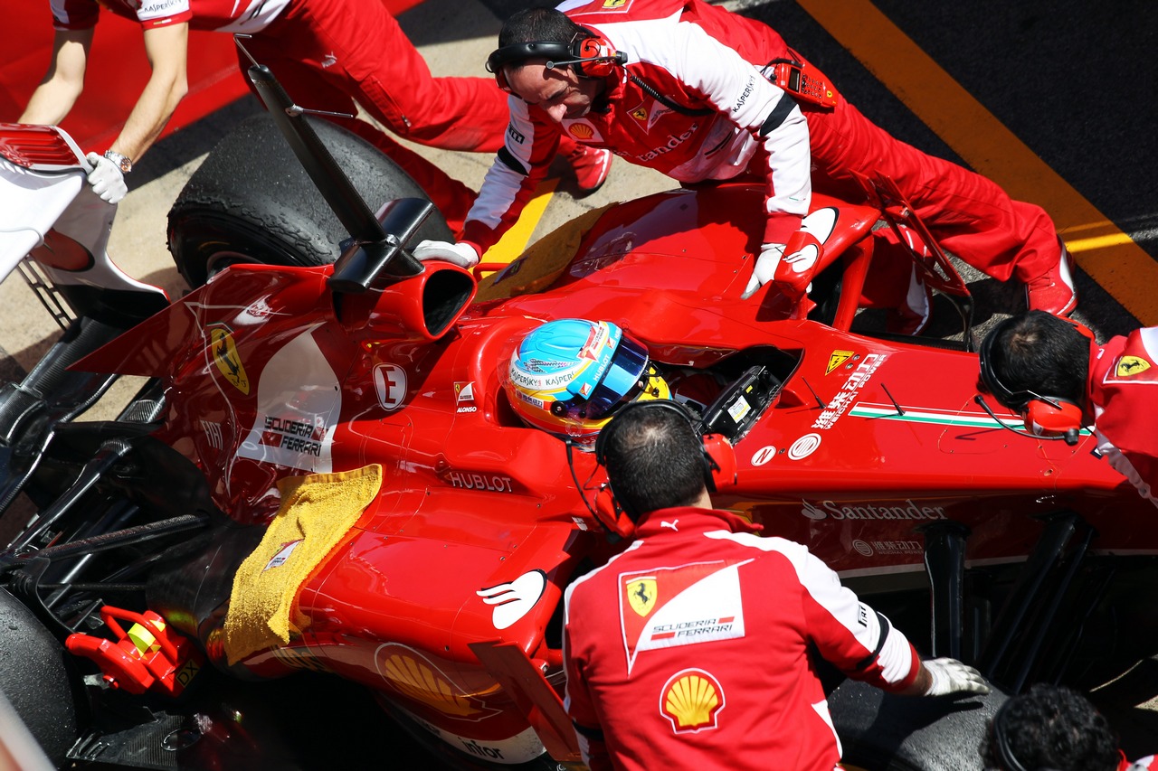 Fernando Alonso (ESP) Ferrari F138 an der Box. 03.03.2013.