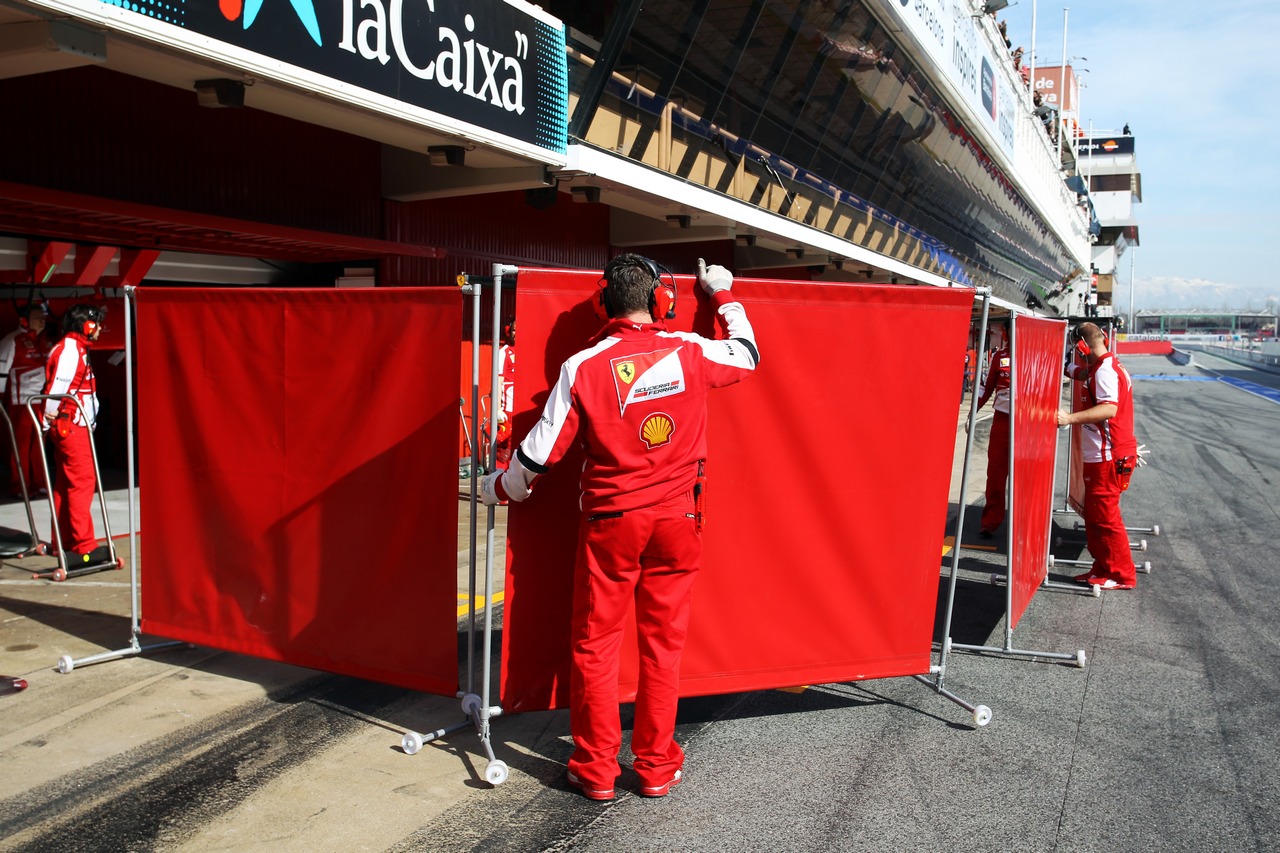 Ferrari put up red screens in the pits.
03.03.2013. 