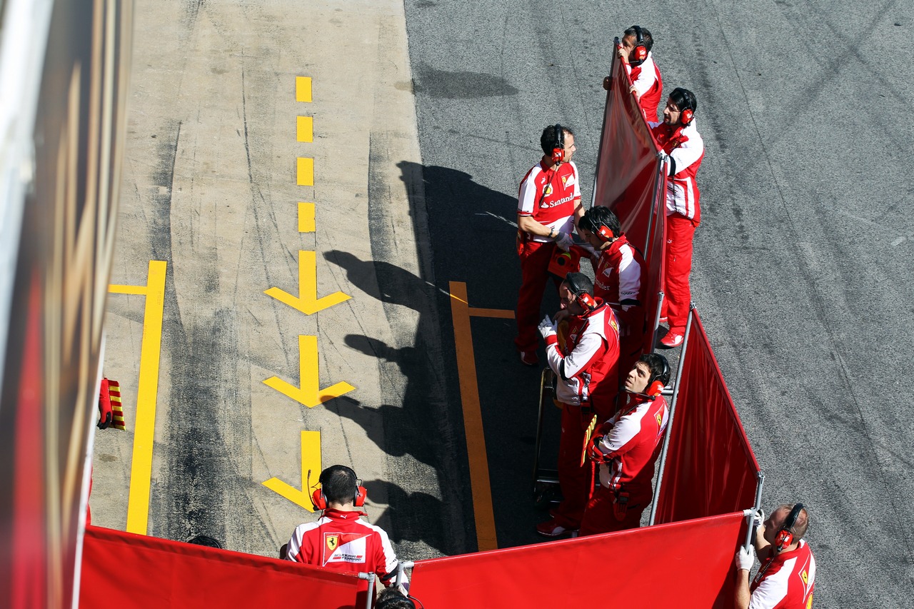 Red screens erected by Ferrari in the pits.
03.03.2013. 