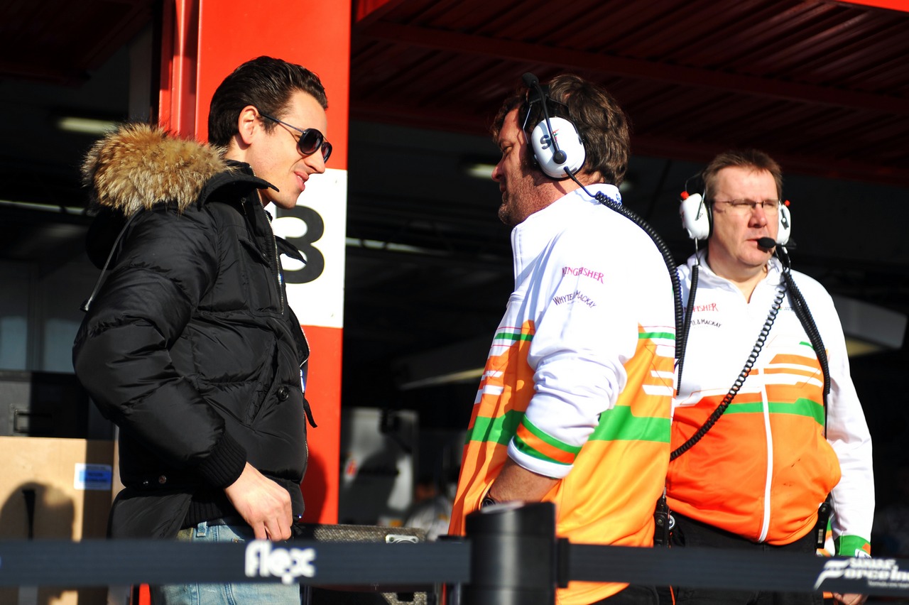 Adrian Sutil (GER) Sahara Force India F1 with a mechanic.
