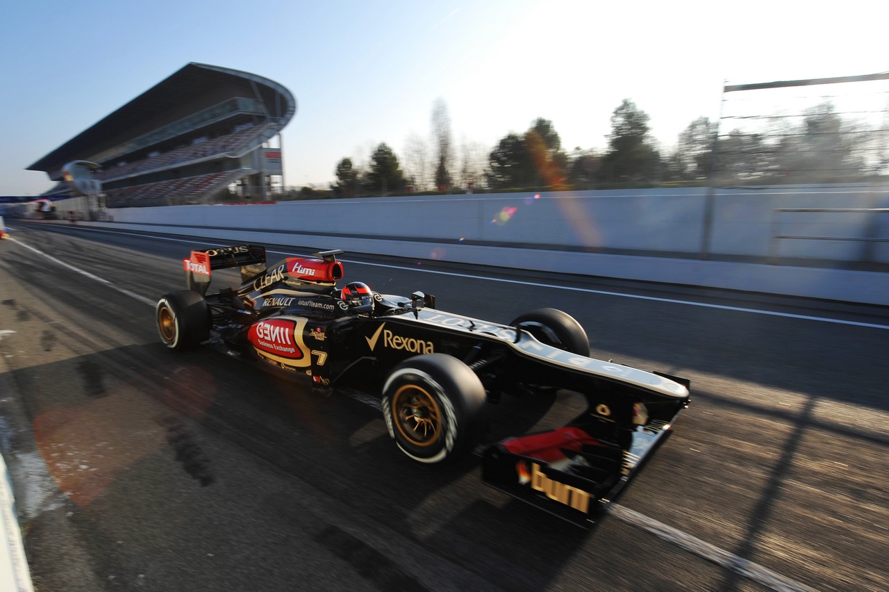 Kimi Raikkonen (FIN) Lotus F1 E21 leaves the pits.
