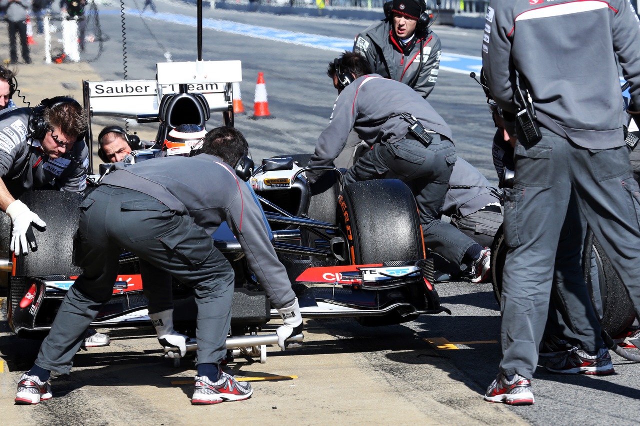 Nico Hulkenberg (GER) Sauber C32 practices pit stops.
