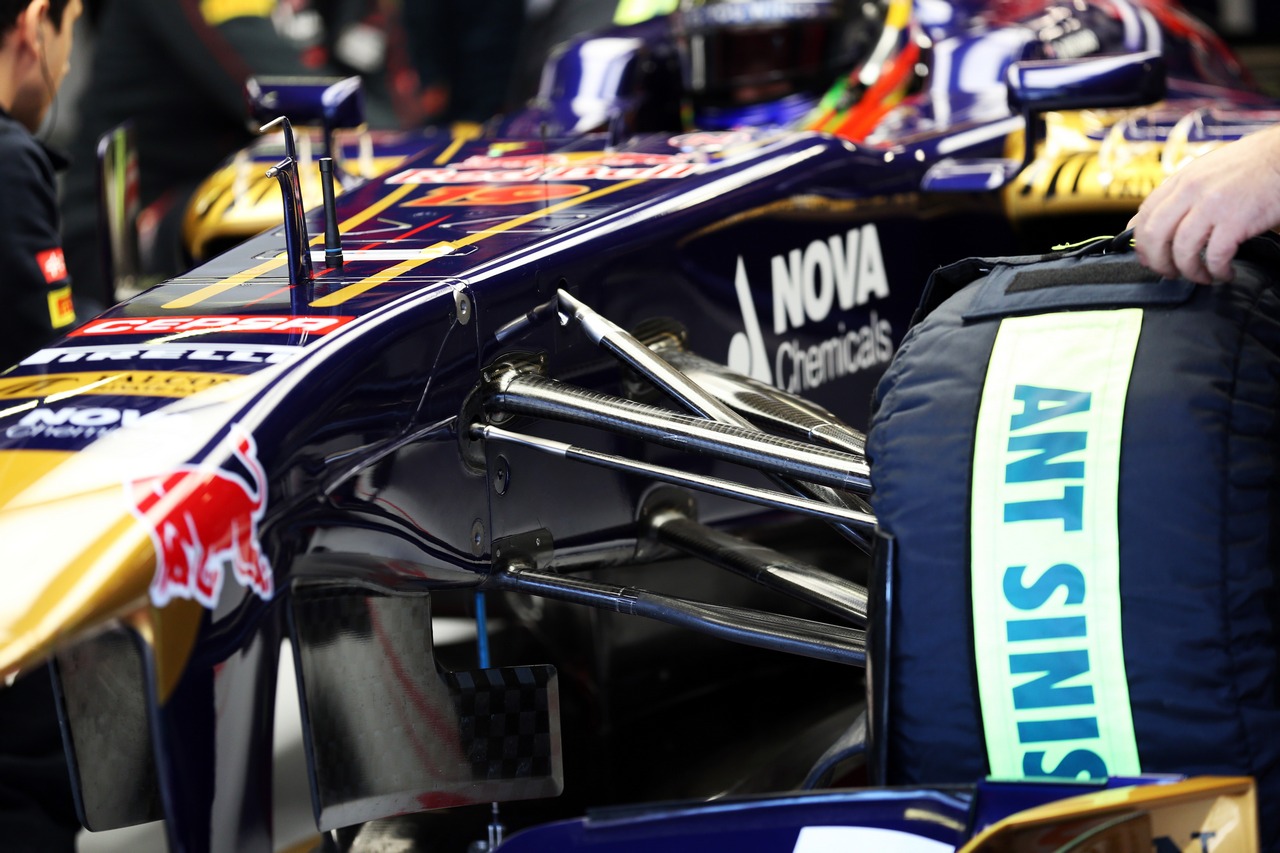 Scuderia Toro Rosso STR8 front suspension detail.
