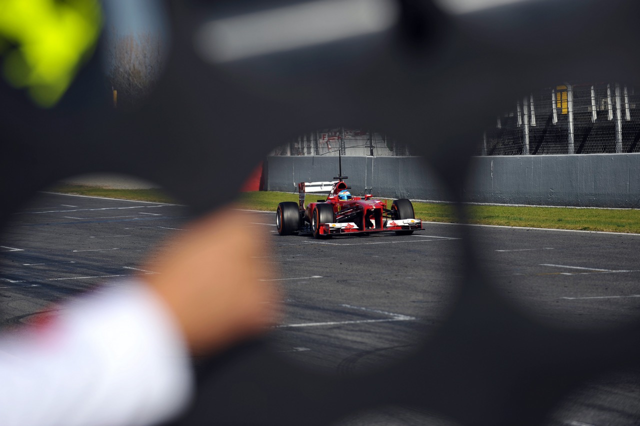 Fernando Alonso (ESP) Ferrari F138 through his pit board.
