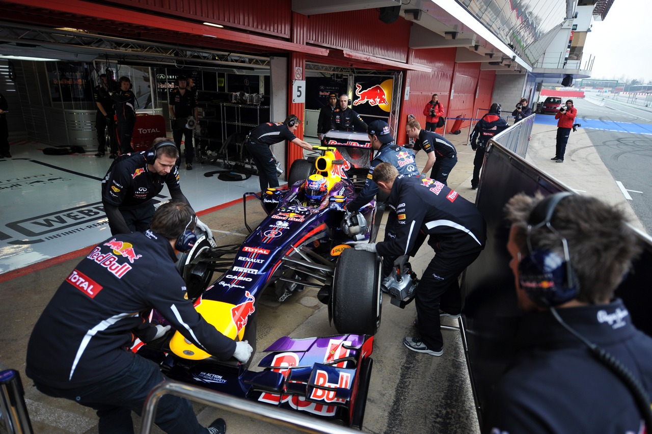 Mark Webber (AUS) Red Bull Racing RB9 in the pits.
21.02.2013. 