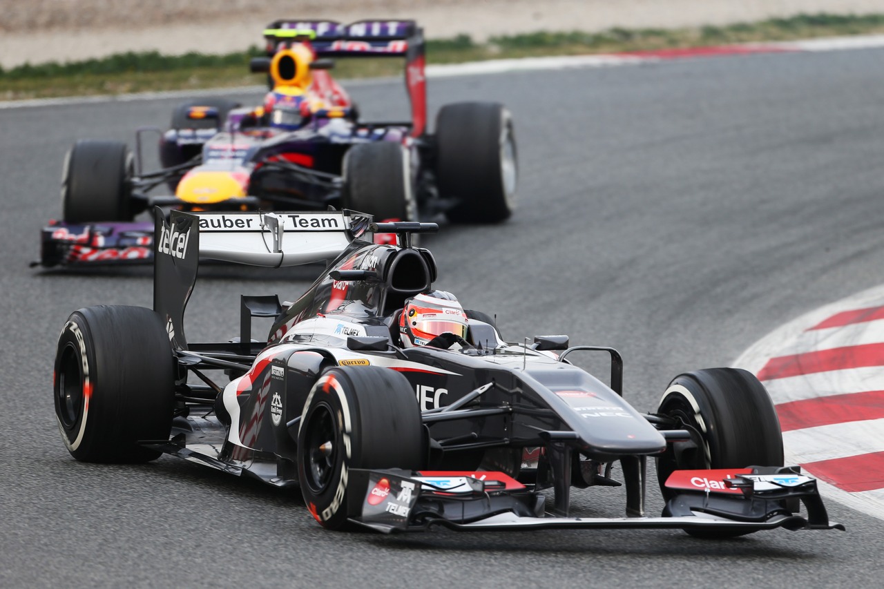 Nico Hulkenberg (GER) Sauber C32 leads Mark Webber (AUS) Red Bull Racing RB9.
21.02.2013. 