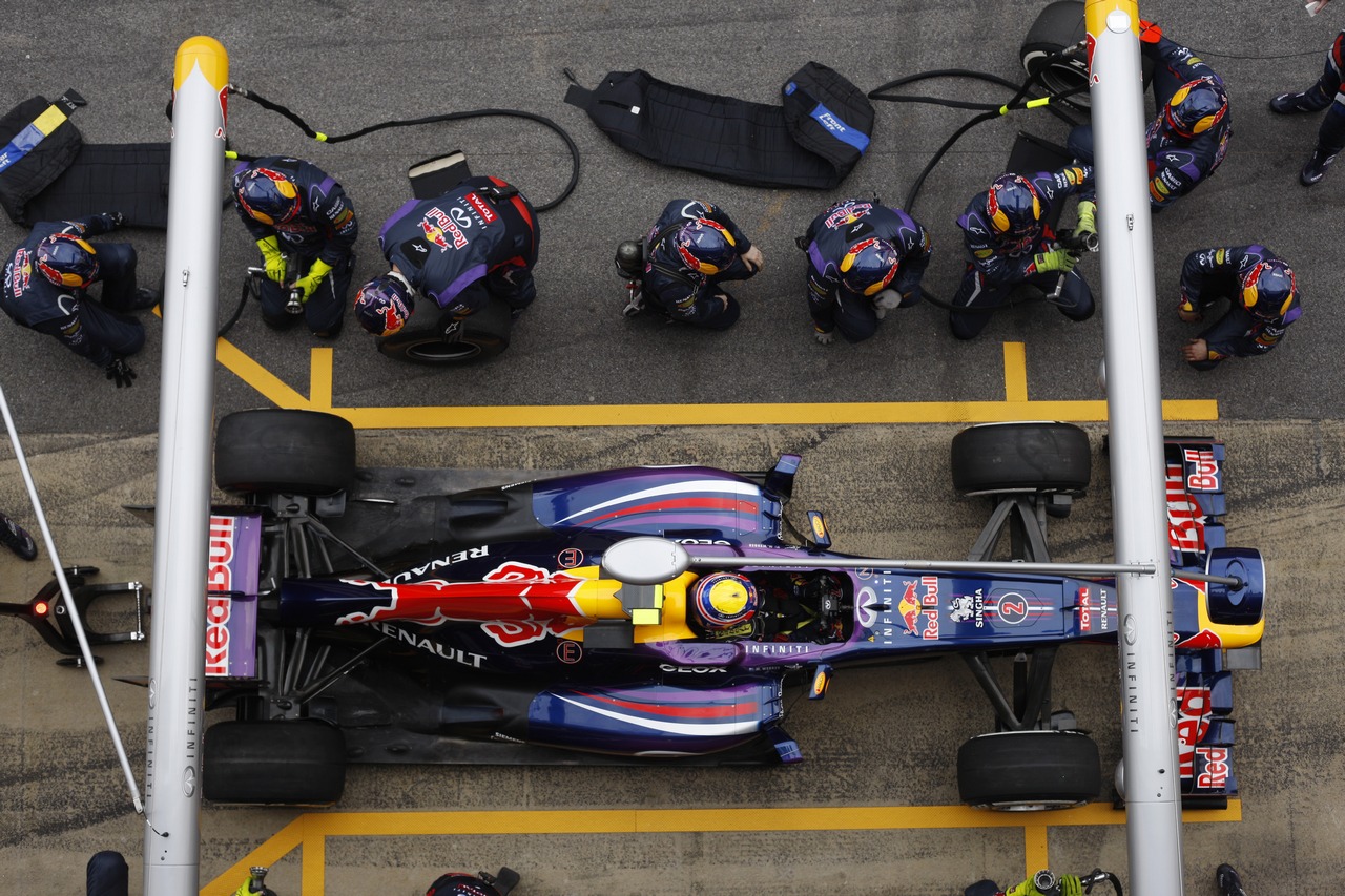 Mark Webber (AUS) Red Bull Racing RB9 practices a pit stop.
21.02.2013. 