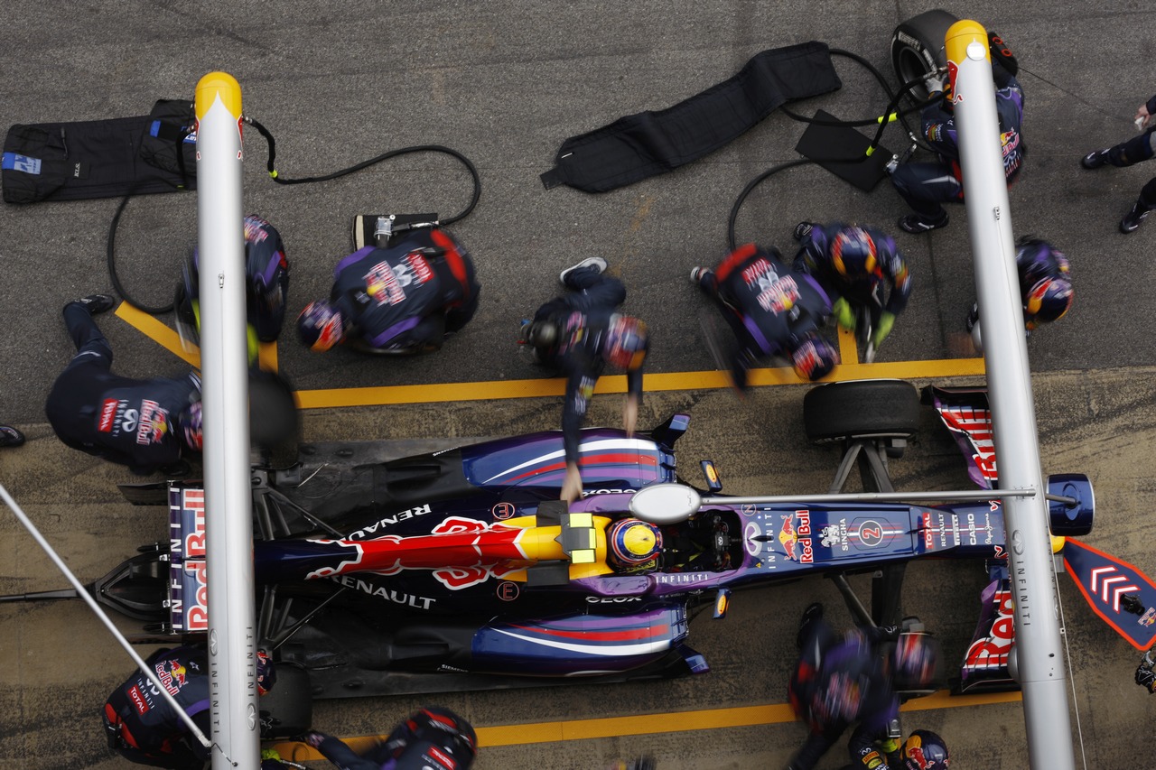 Mark Webber (AUS) Red Bull Racing RB9 practices a pit stop.
21.02.2013. 
