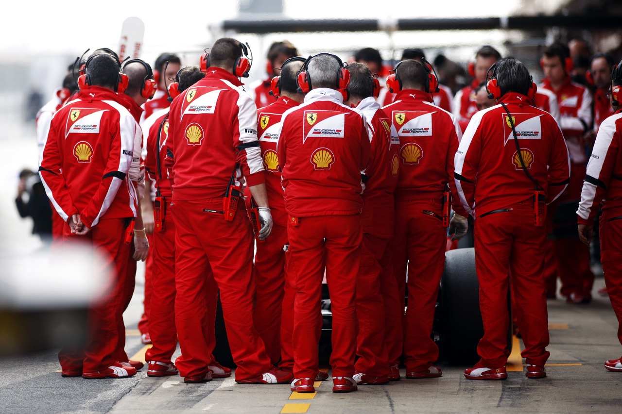 Ferrari mechanics hide the Ferrari F138.
21.02.2013. 