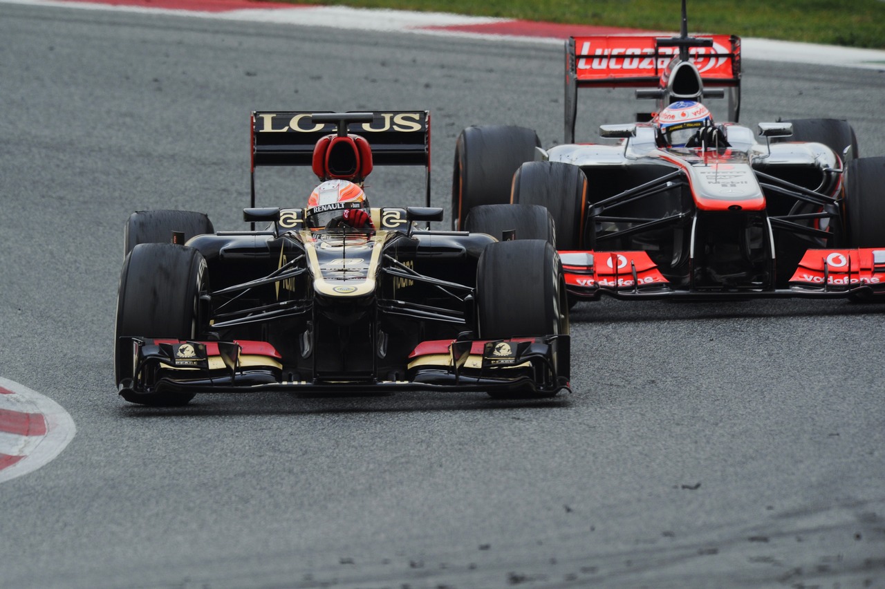 Romain Grosjean (FRA) Lotus F1 E21 leads Jenson Button (GBR) McLaren MP4-28.
21.02.2013. 