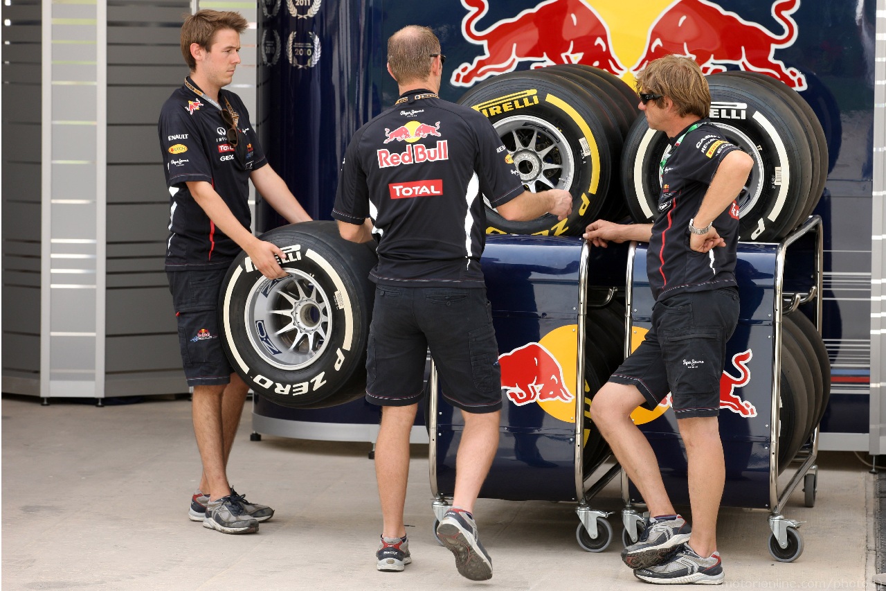 19.04.2012-  Mechanics Red bull with Pirelli Tyres 