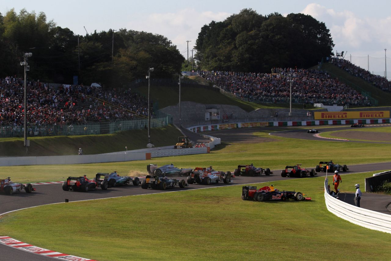 07.10.2012- Race, Nico Rosberg (GER) Mercedes AMG F1 W03 and Mark Webber (AUS) Red Bull Racing RB8 off track