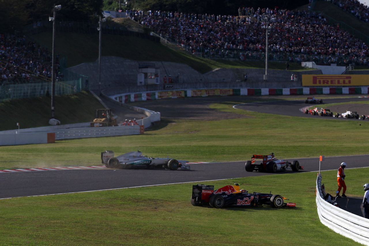 07.10.2012- Race, Nico Rosberg (GER) Mercedes AMG F1 W03 and Mark Webber (AUS) Red Bull Racing RB8 off track