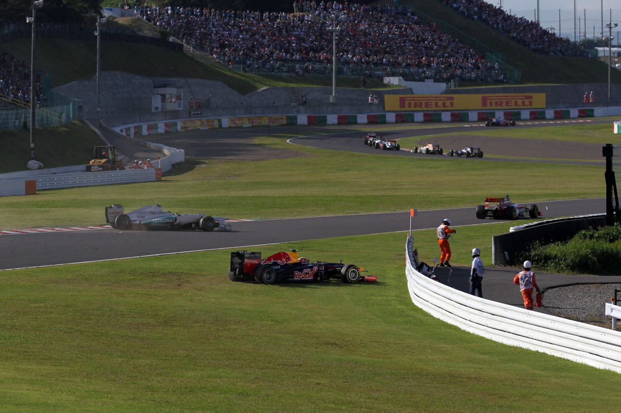 07.10.2012- Race, Nico Rosberg (GER) Mercedes AMG F1 W03 and Mark Webber (AUS) Red Bull Racing RB8 off track