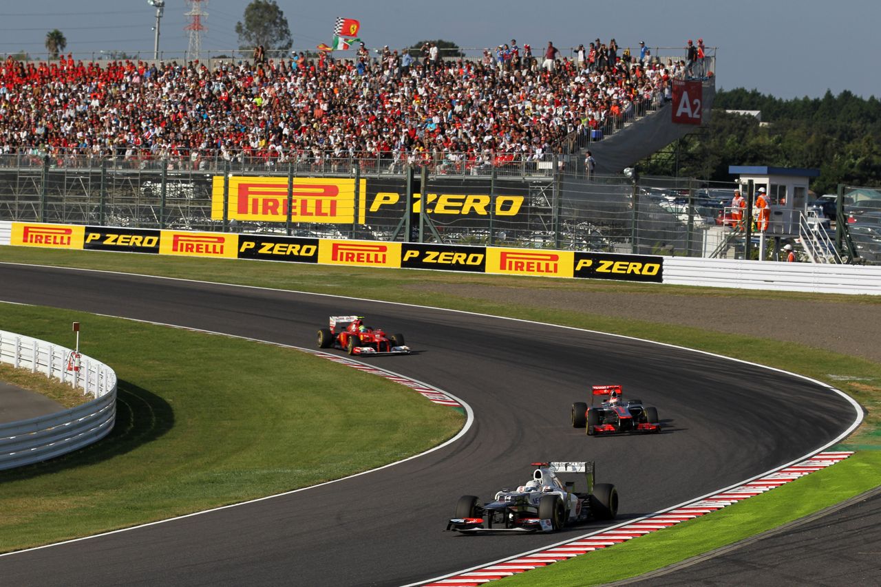07.10.2012- Race, Kamui Kobayashi (JAP) Sauber F1 Team C31 leads Jenson Button (GBR) McLaren Mercedes MP4-27 