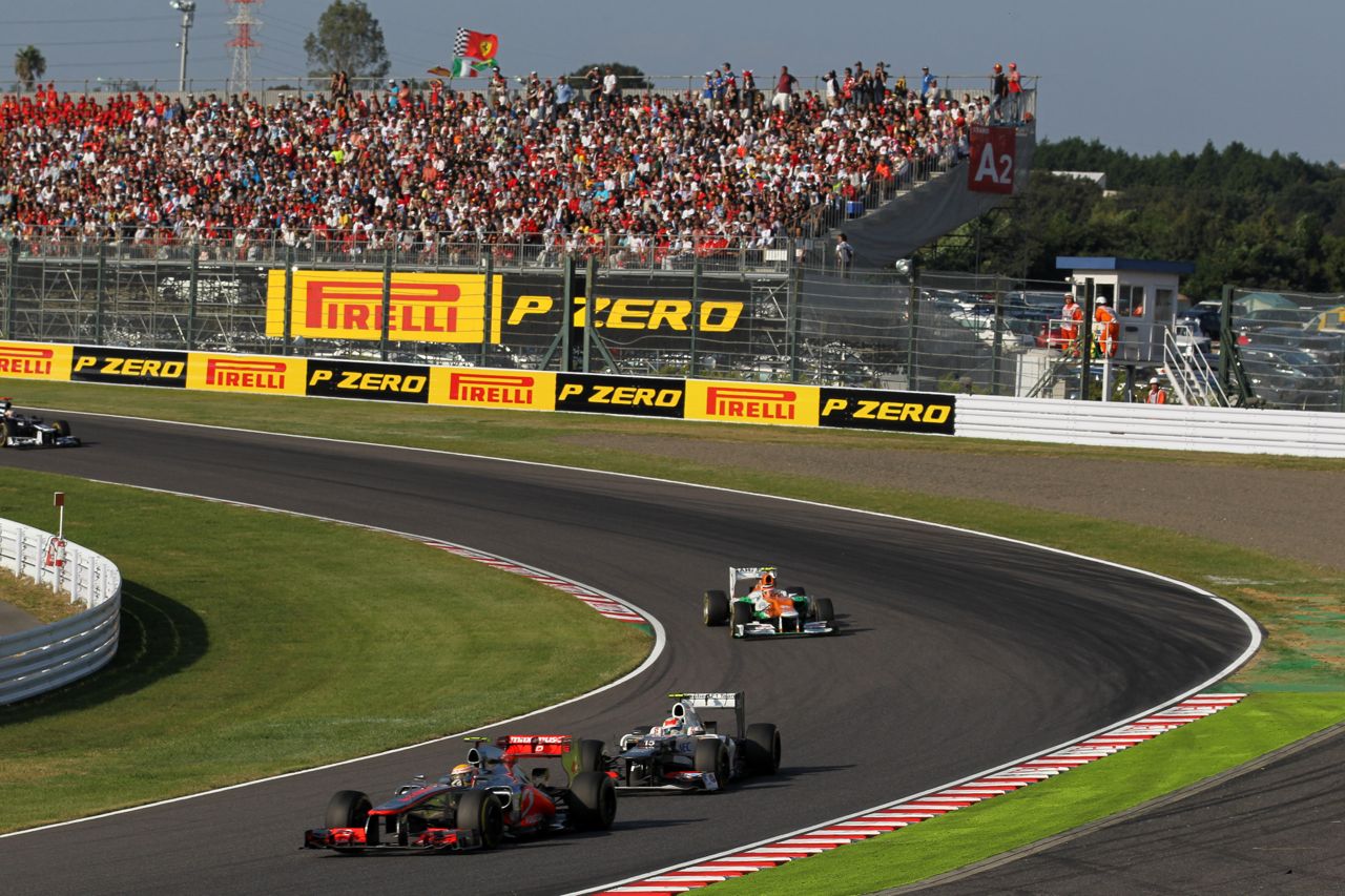 07.10.2012- Race, Lewis Hamilton (GBR) McLaren Mercedes MP4-27 leads Sergio Pérez (MEX) Sauber F1 Team C31