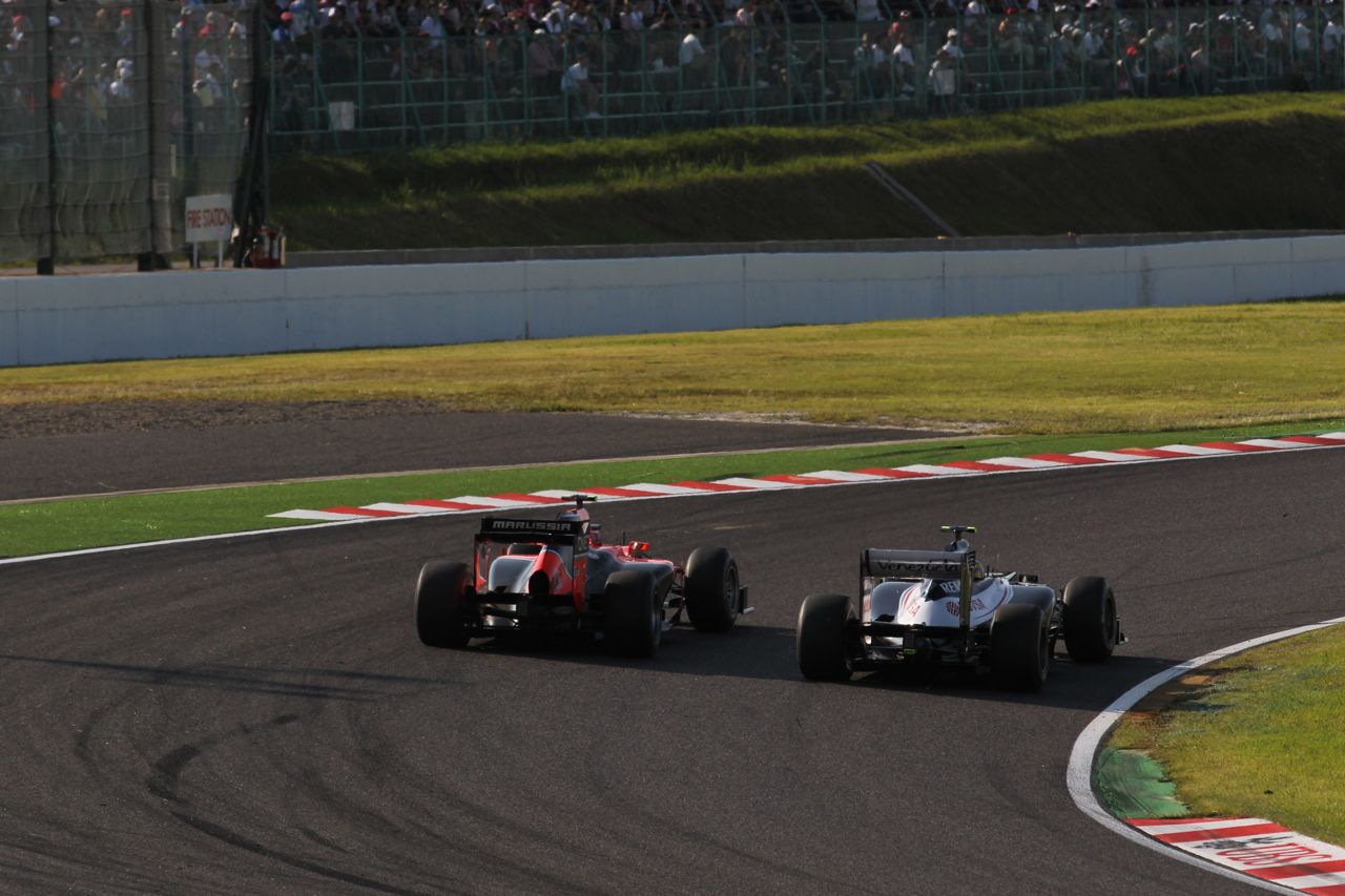 07.10.2012- Race, Charles Pic (FRA) Marussia F1 Team MR01 and Bruno Senna (BRA) Williams F1 Team FW34 