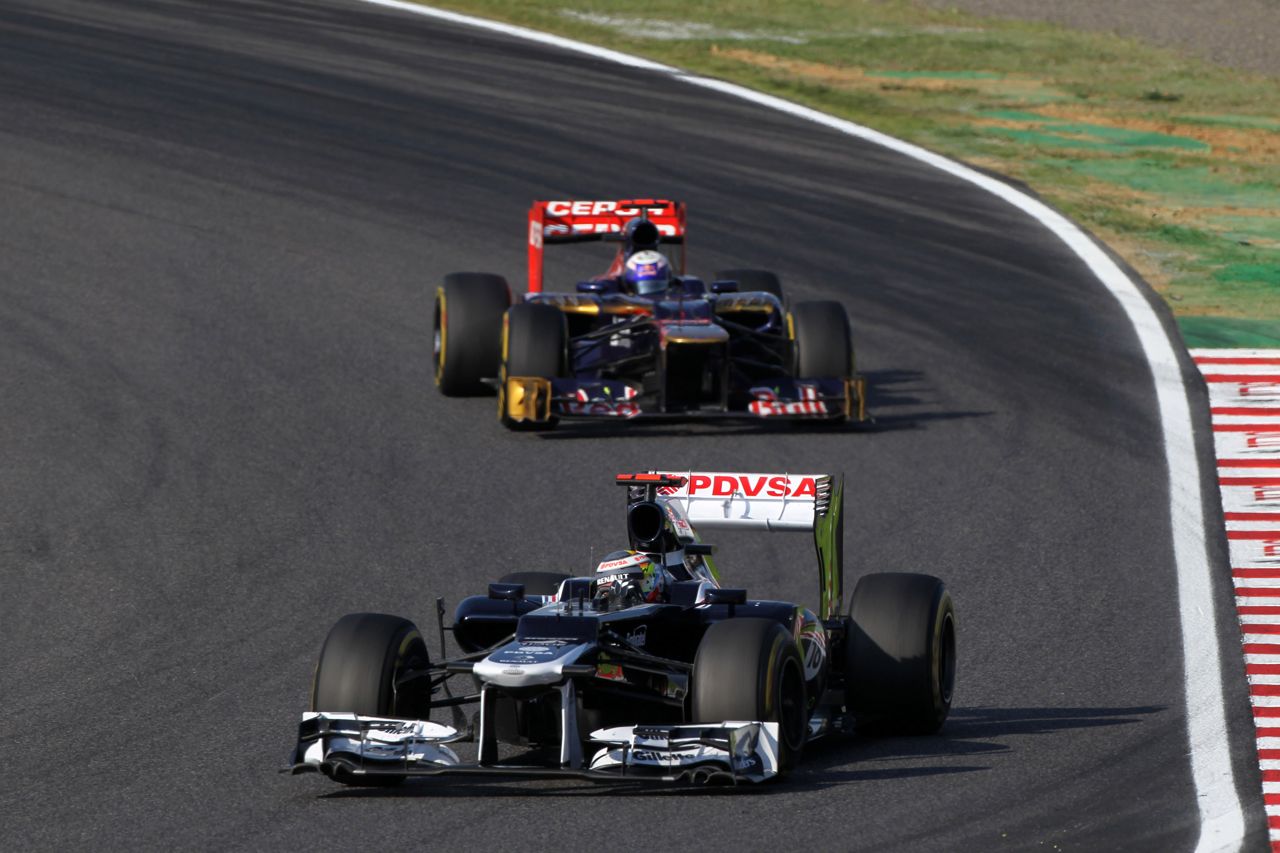 07.10.2012- Race, Pastor Maldonado (VEN) Williams F1 Team FW34 leads Daniel Ricciardo (AUS) Scuderia Toro Rosso STR7 