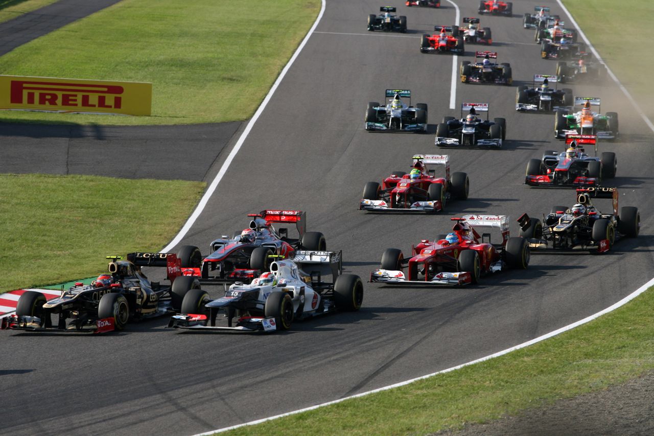 07.10.2012- Race, Romain Grosjean (FRA) Lotus F1 Team E20 and Sergio Pérez (MEX) Sauber F1 Team C31 