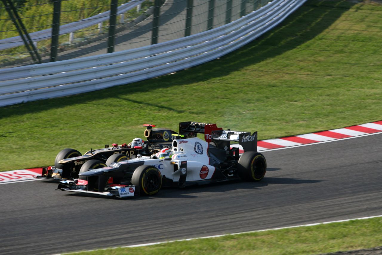 07.10.2012- Race, Kimi Raikkonen (FIN) Lotus F1 Team E20 and Sergio Pérez (MEX) Sauber F1 Team C31 