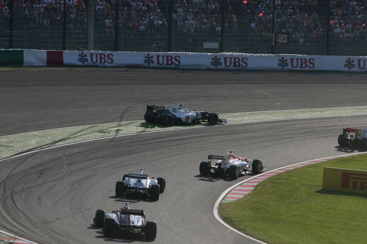 07.10.2012- Race, Sergio Pérez (MEX) Sauber F1 Team C31 off track