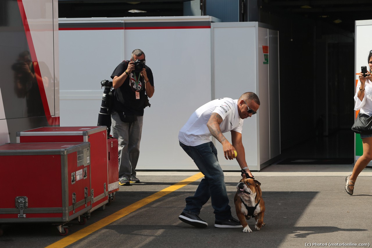 Lewis Hamilton (GBR) Mercedes AMG F1 W04 and his dog Roscoe