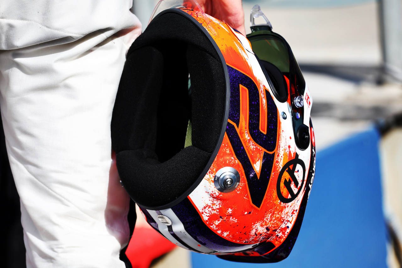 The helmet of Nico Hulkenberg (GER) Haas F1 Team.
23.02.2023. Formula 1 Testing, Sakhir, Bahrain, Day One.
- www.xpbimages.com, EMail: requests@xpbimages.com © Copyright: Batchelor / XPB Images