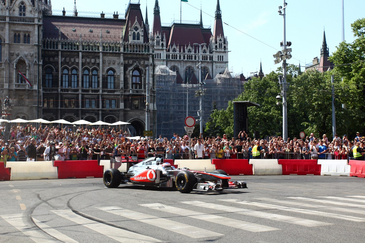 Jenson Button (GBR) McLaren Mercedes MP4-27 