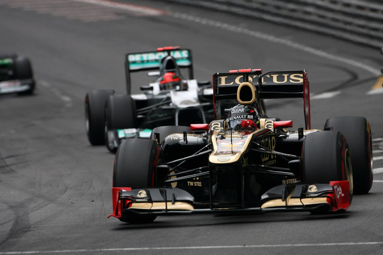 27.05.2012- Race, Kimi Raikkonen (FIN) Lotus F1 Team E20 leads Michael Schumacher (GER) Mercedes AMG F1 W03
