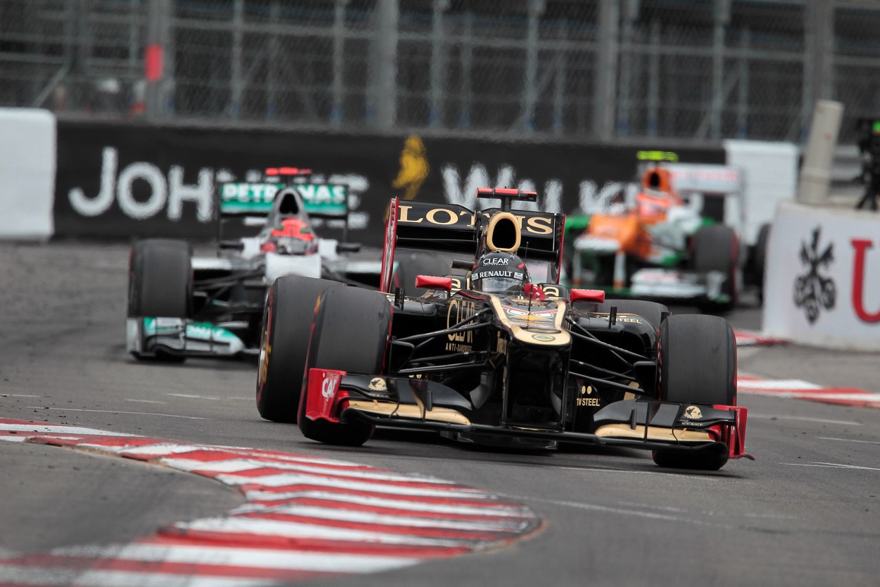 27.05.2012- Race, Kimi Raikkonen (FIN) Lotus F1 Team E20 and Michael Schumacher (GER) Mercedes AMG F1 W03 