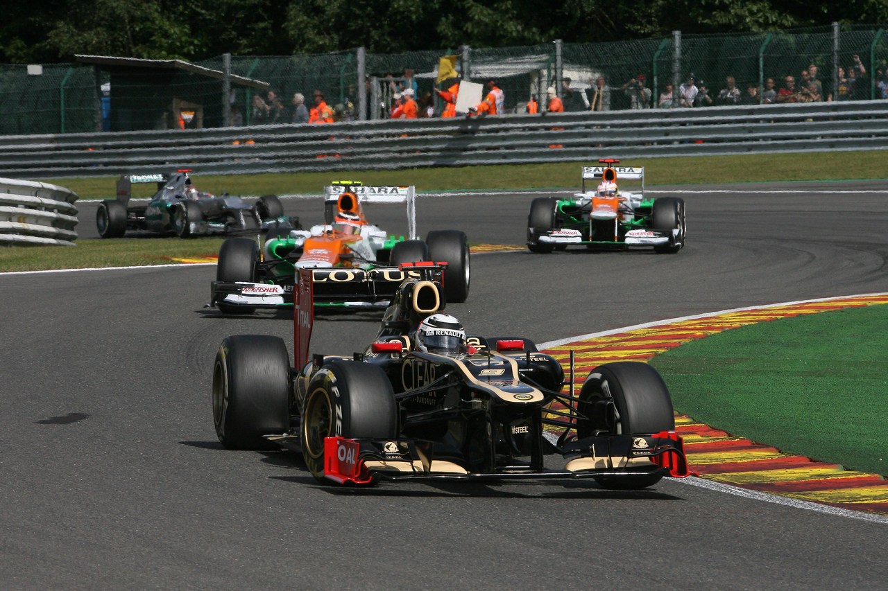 02.09.2012- Race, Kimi Raikkonen (FIN) Lotus F1 Team E20 leads Nico Hulkenberg (GER) Sahara Force India F1 Team VJM05 