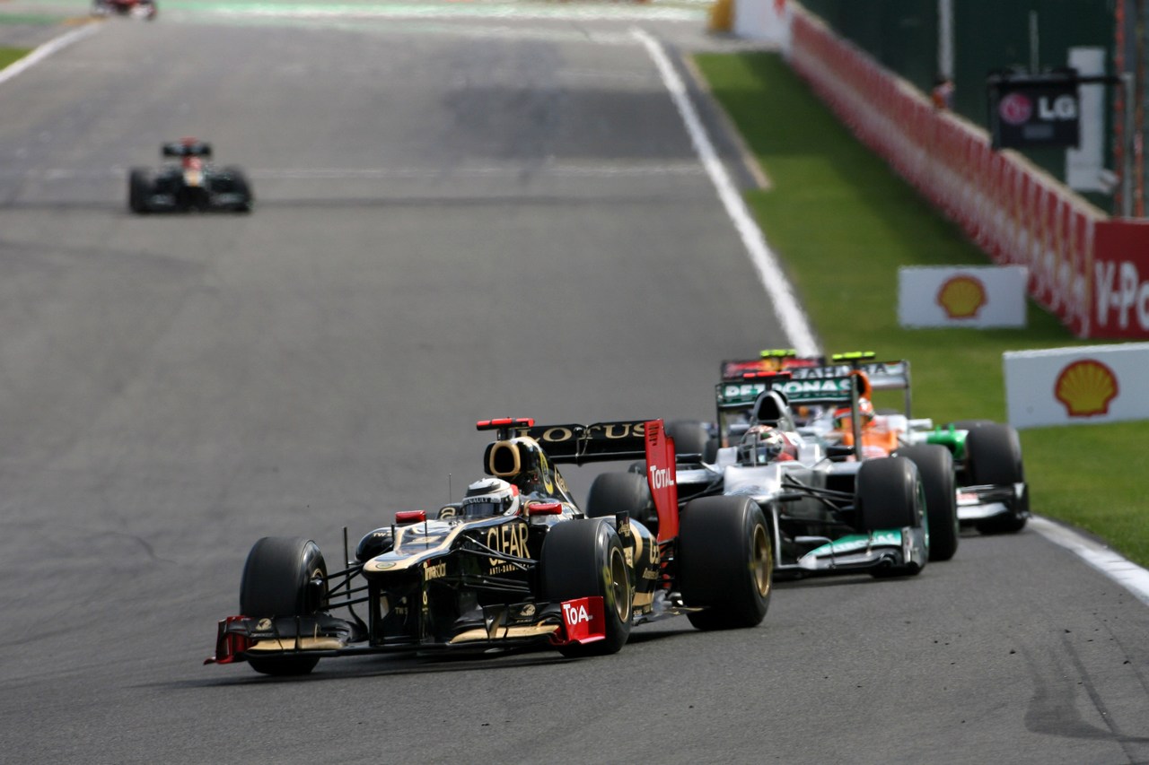 02.09.2012- Race, Kimi Raikkonen (FIN) Lotus F1 Team E20 leads Michael Schumacher (GER) Mercedes AMG F1 W03 
