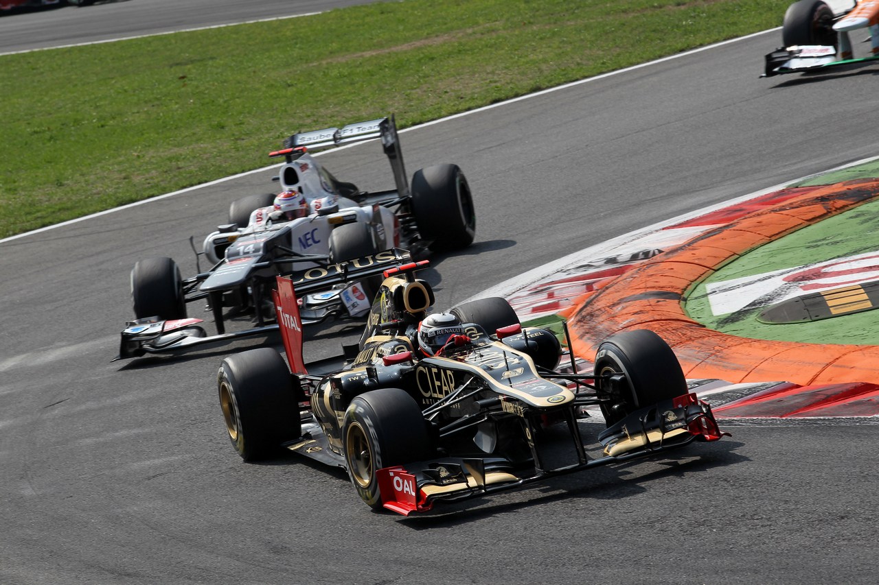 09.09.2012- Race,  Kimi Raikkonen (FIN) Lotus F1 Team E20 leads Kamui Kobayashi (JAP) Sauber F1 Team C31 