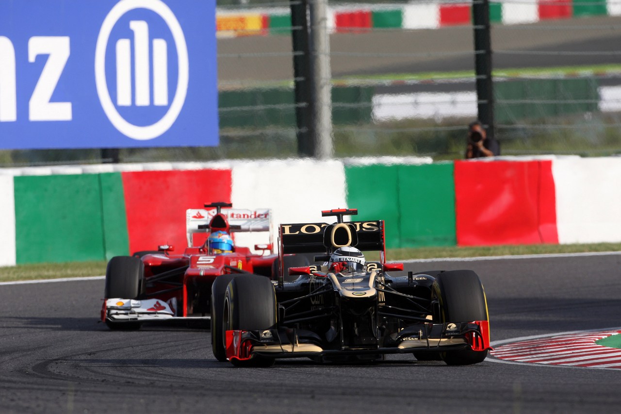05.10.2012- Free Practice 2,Kimi Raikkonen (FIN) Lotus F1 Team E20 leads Fernando Alonso (ESP) Scuderia Ferrari F2012 