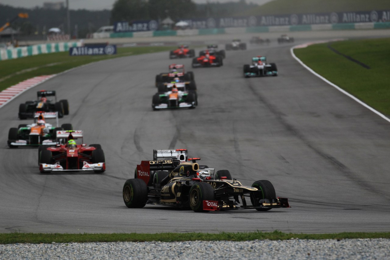 25.03.2012- Race, Kimi Raikkonen (FIN) Lotus F1 Team E20 and Kamui Kobayashi (JAP) Sauber F1 Team C31 