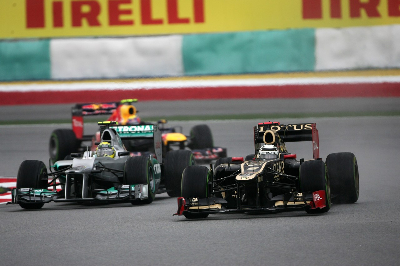 25.03.2012- Race, Nico Rosberg (GER) Mercedes AMG F1 W03 and Kimi Raikkonen (FIN) Lotus F1 Team E20 