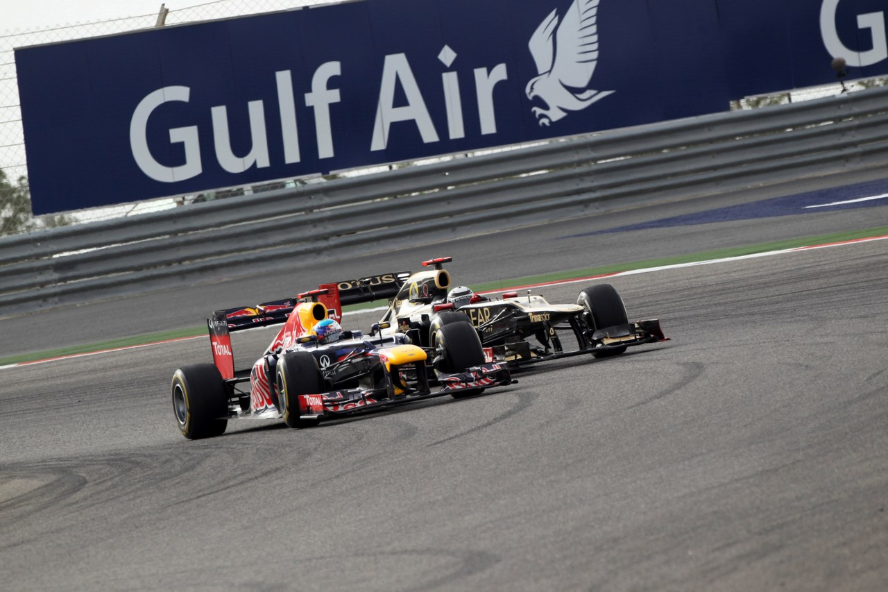 22.04.2012- Race, Sebastian Vettel (GER) Red Bull Racing RB8 and Kimi Raikkonen (FIN) Lotus F1 Team E20