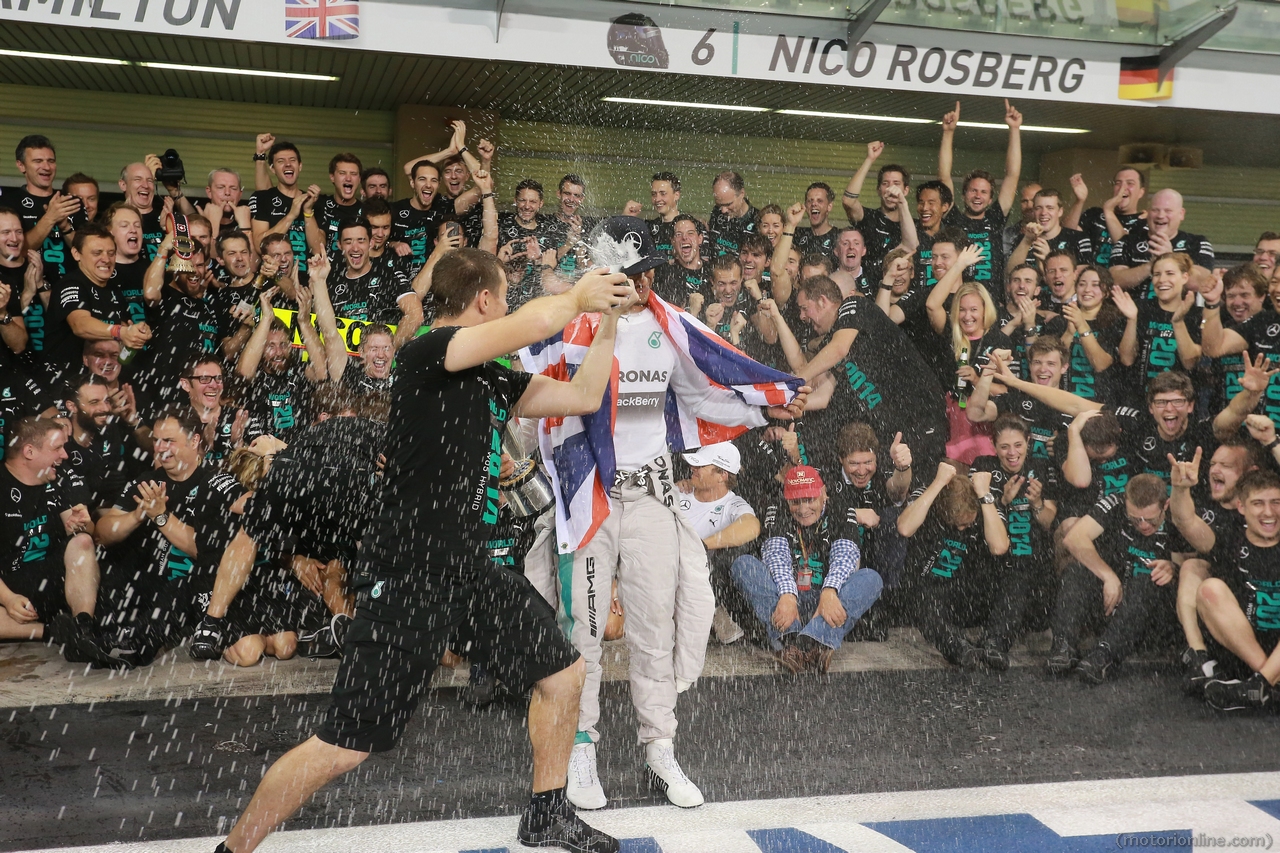 23.11.2014- Race, Celebration, Lewis Hamilton (GBR) Mercedes AMG F1 W05 race winner and F1 World Champion 2014