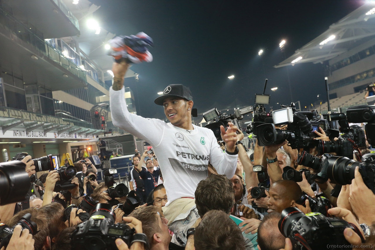 23.11.2014- Race, Celebration, Lewis Hamilton (GBR) Mercedes AMG F1 W05 race winner and F1 World Champion 2014