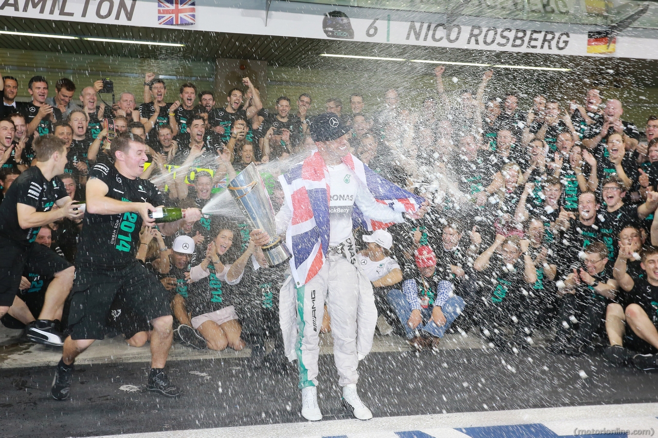 23.11.2014- Race, Celebration, Lewis Hamilton (GBR) Mercedes AMG F1 W05 race winner and F1 World Champion 2014