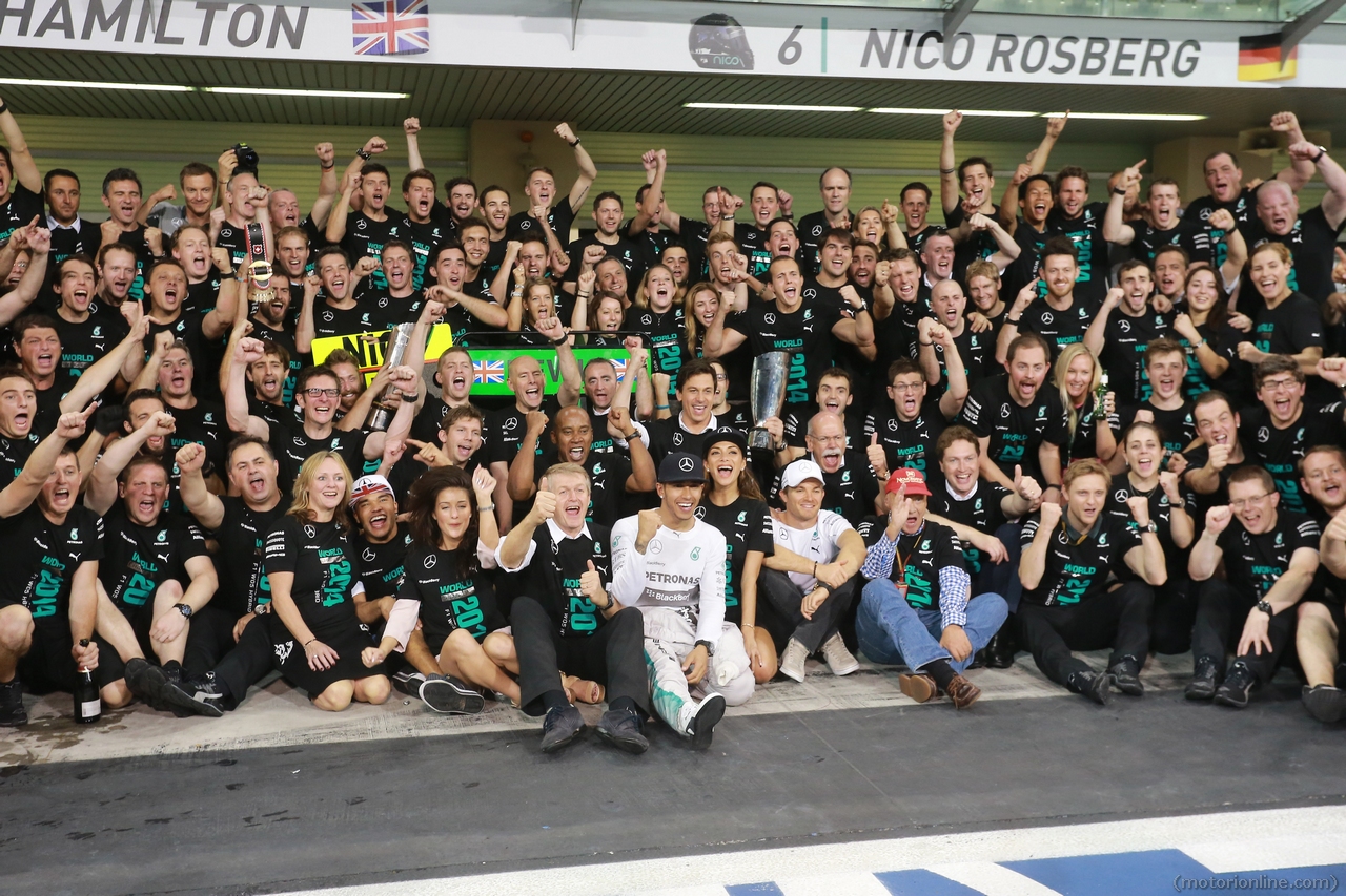 23.11.2014- Race, Celebration, Lewis Hamilton (GBR) Mercedes AMG F1 W05 race winner and F1 World Champion 2014