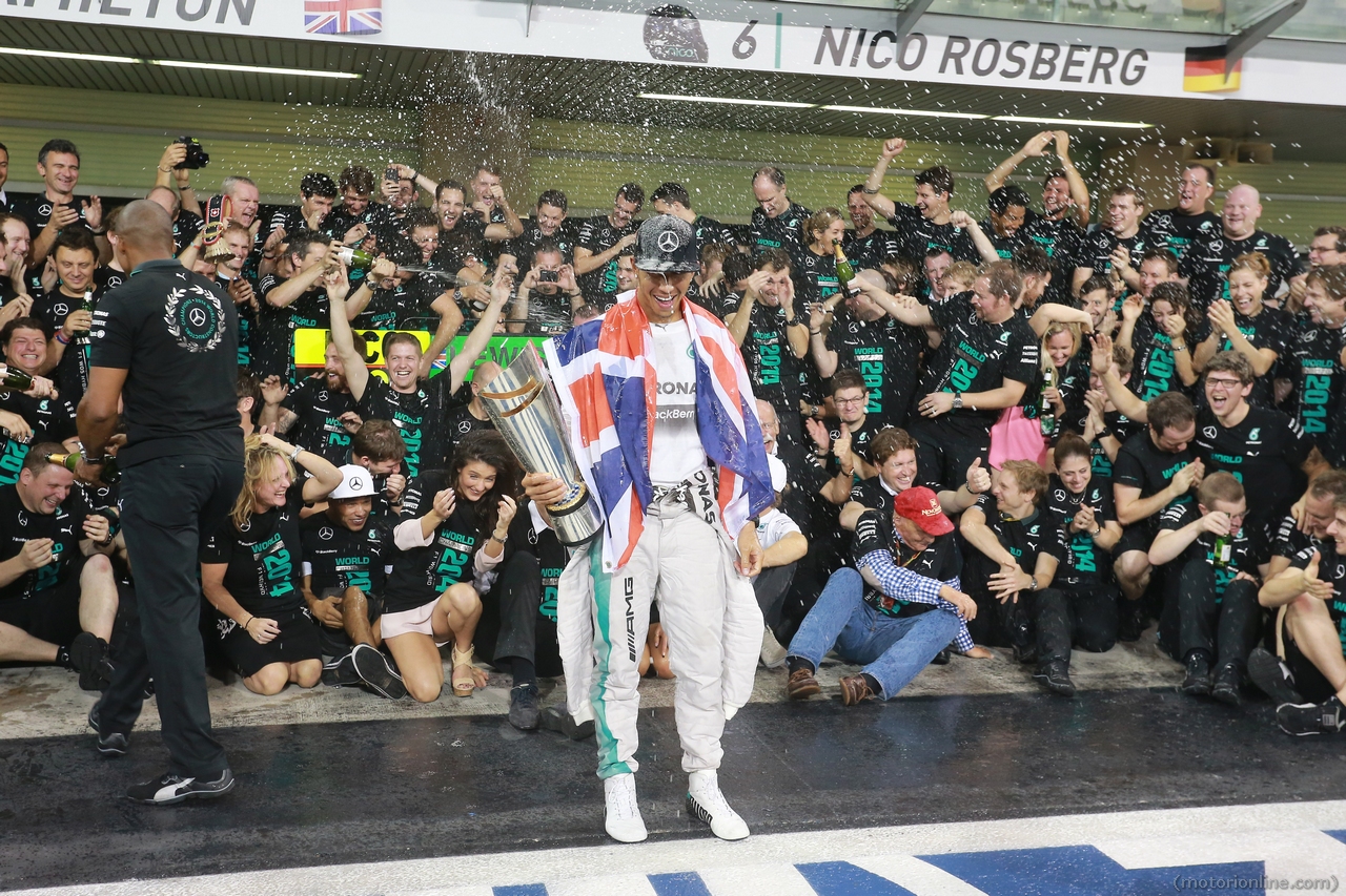 23.11.2014- Race, Celebration, Lewis Hamilton (GBR) Mercedes AMG F1 W05 race winner and F1 World Champion 2014