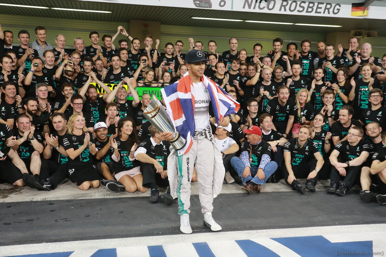 23.11.2014- Race, Celebration, Lewis Hamilton (GBR) Mercedes AMG F1 W05 race winner and F1 World Champion 2014