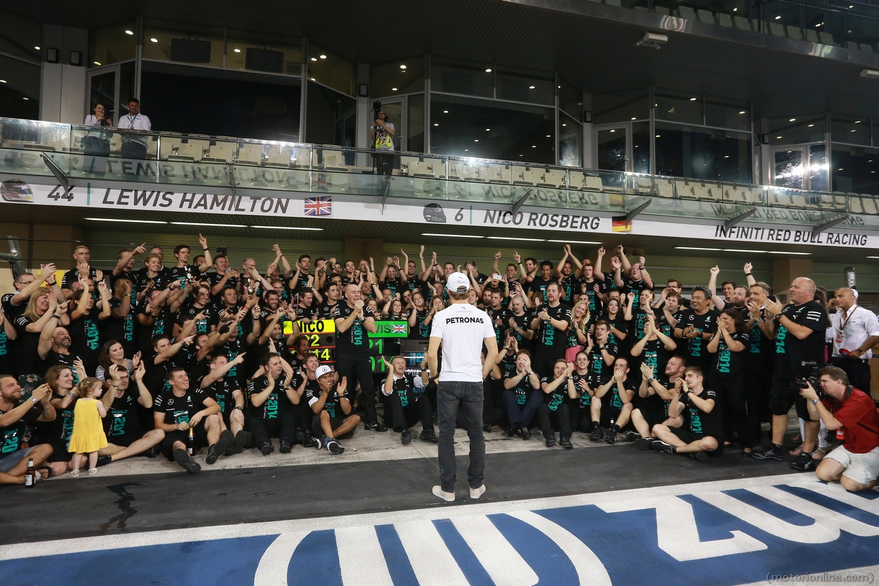 23.11.2014- Race, Celebration, Lewis Hamilton (GBR) Mercedes AMG F1 W05 race winner and F1 World Champion 2014