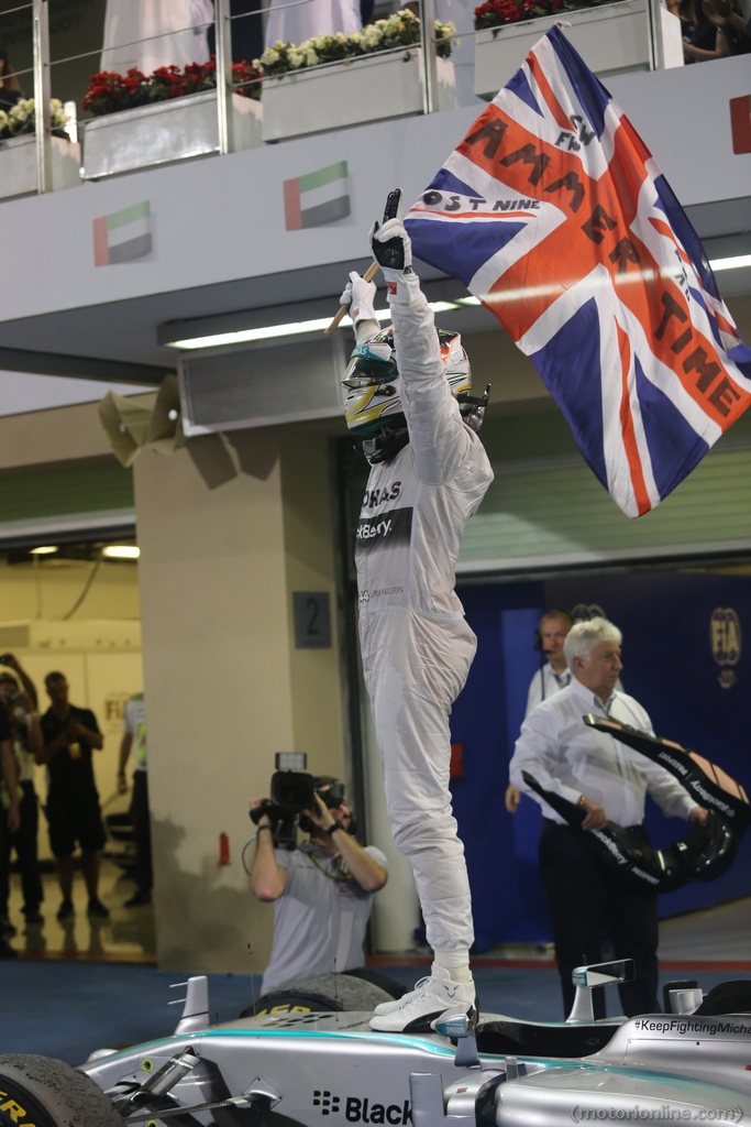 23.11.2014- Race, Lewis Hamilton (GBR) Mercedes AMG F1 W05 race winner and F1 World Champion 2014