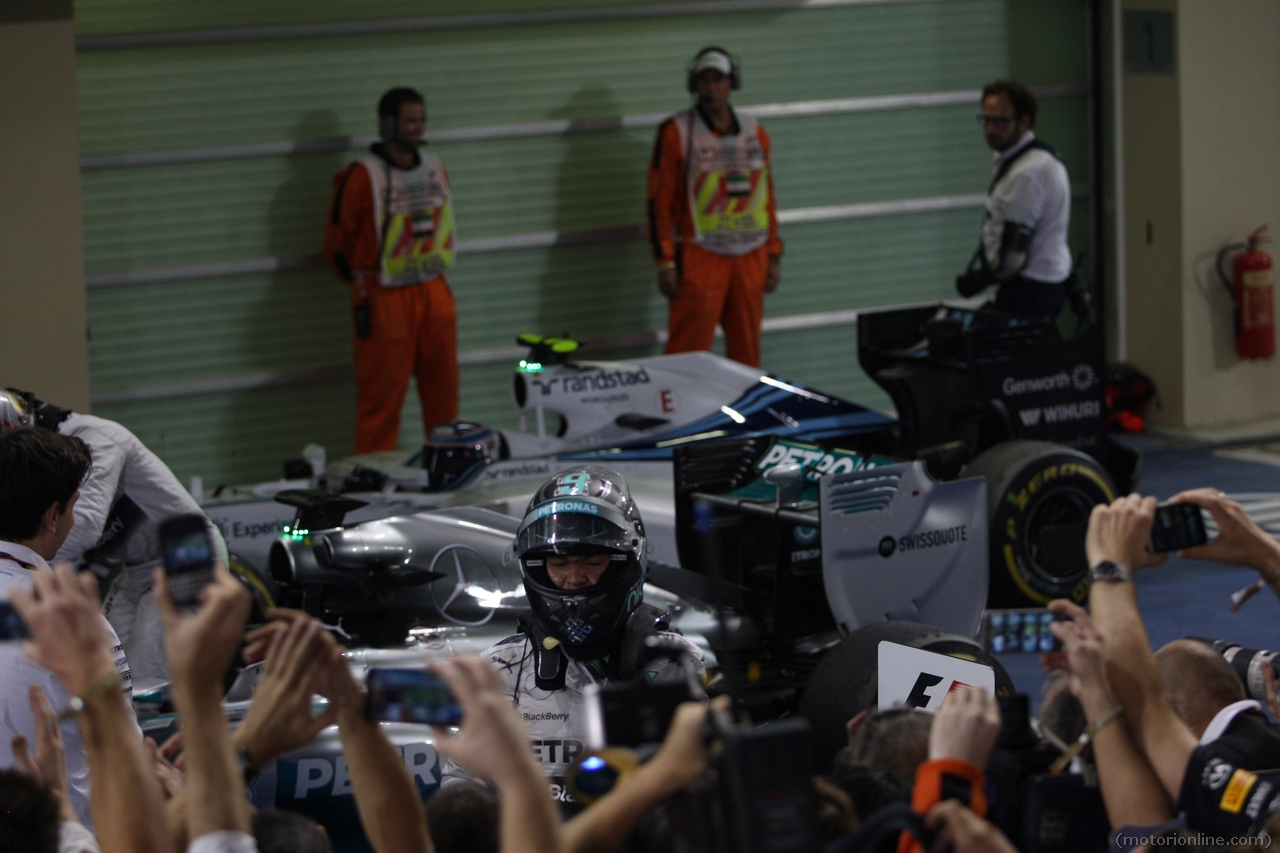 23.11.2014- Race, Lewis Hamilton (GBR) Mercedes AMG F1 W05 race winner and F1 Champion 2014