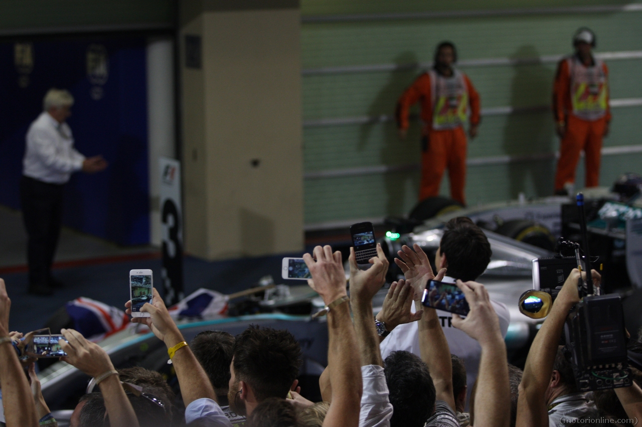 23.11.2014- Race, Lewis Hamilton (GBR) Mercedes AMG F1 W05 race winner and F1 Champion 2014