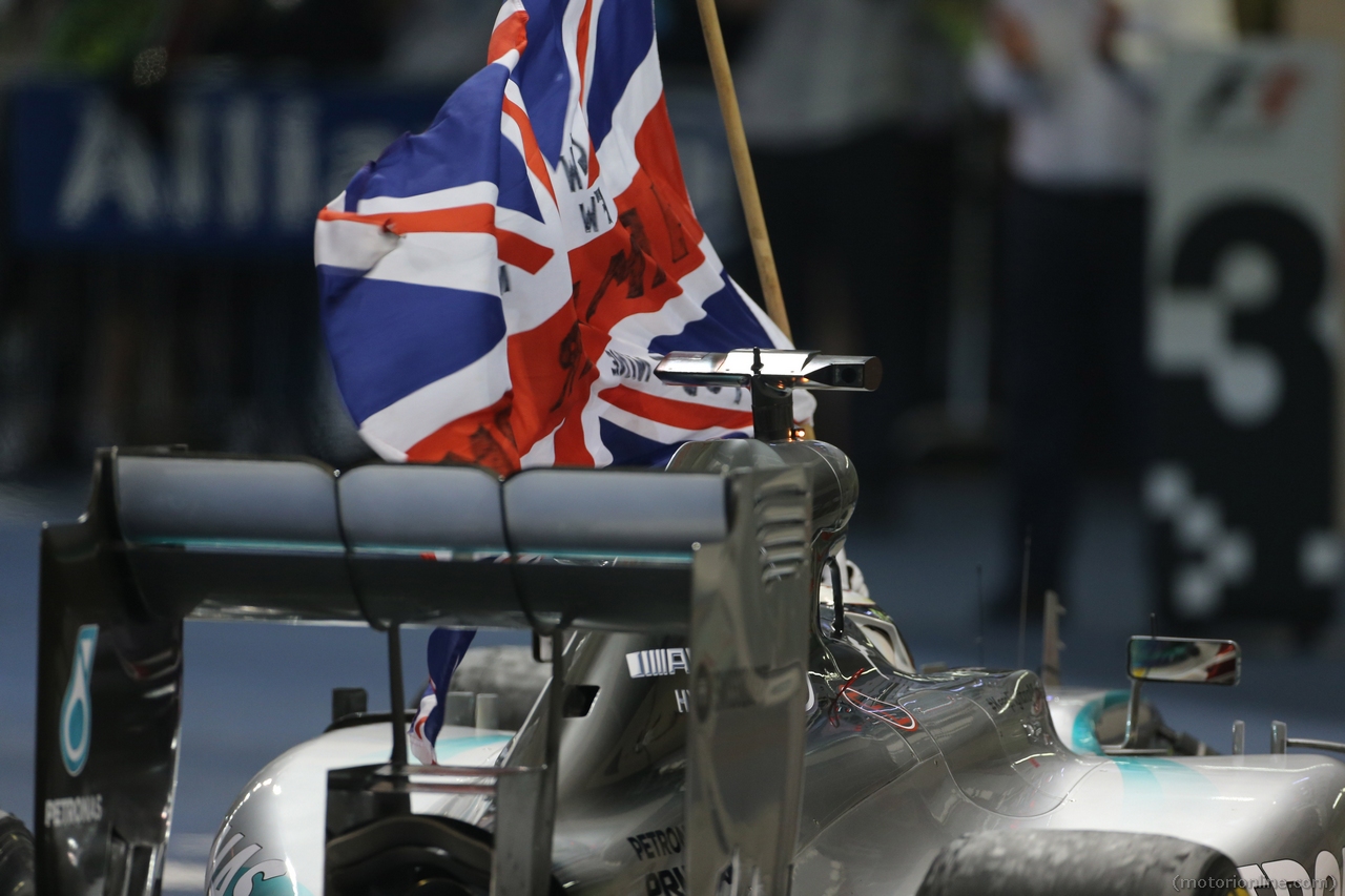 23.11.2014- Race, Lewis Hamilton (GBR) Mercedes AMG F1 W05 race winner and Champion F1 2014