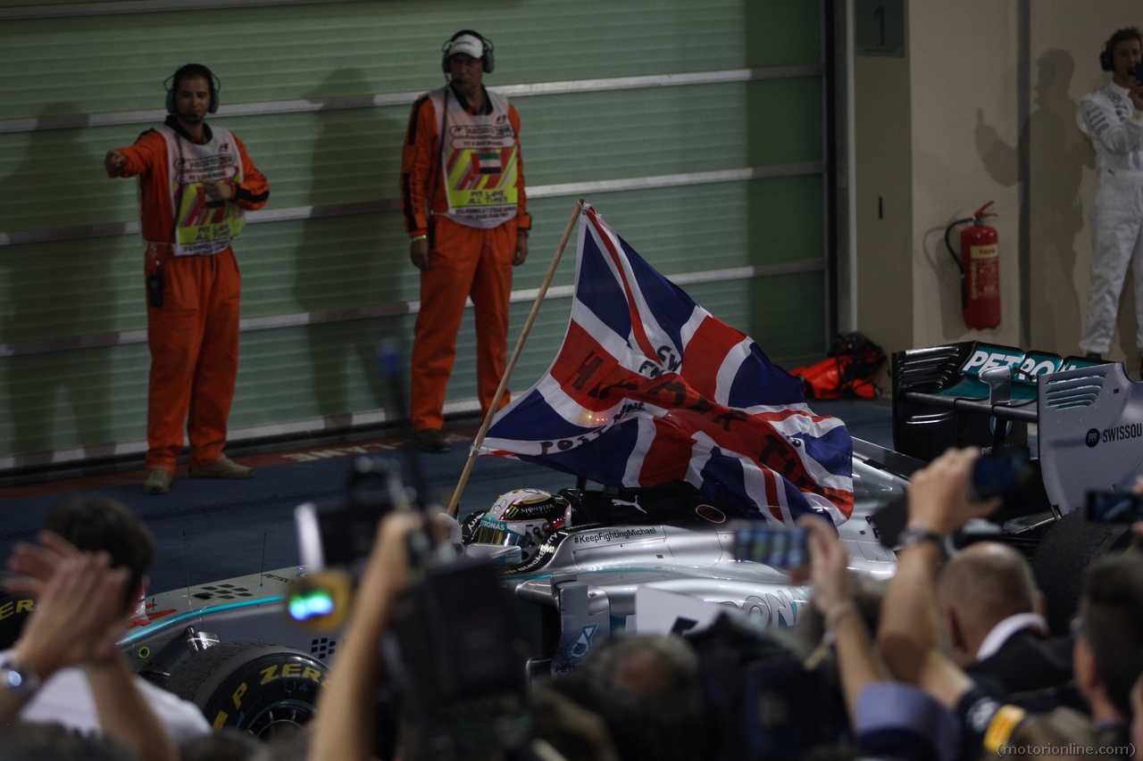 23.11.2014- Race, Lewis Hamilton (GBR) Mercedes AMG F1 W05 race winner and F1 Champion 2014